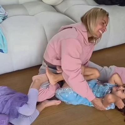 Βασιλική Μιλλούση: Έστρωσε τα χαλιά με τη βοήθεια των κοριτσιών της (εικόνα)