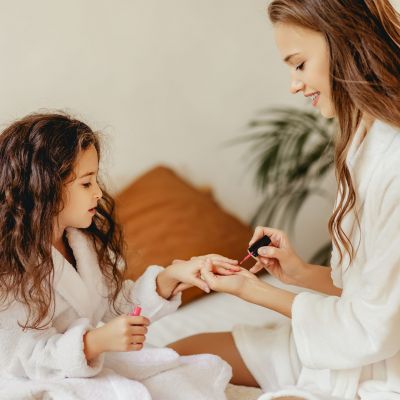 Θέλει ακρυλικά νύχια η 10χρονη κόρη σας; Η αλήθεια που πρέπει να ξέρετε