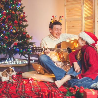 12 οικογενειακά παιχνίδια που θα σας κάνουν να γελάσετε την παραμονή της Πρωτοχρονιάς