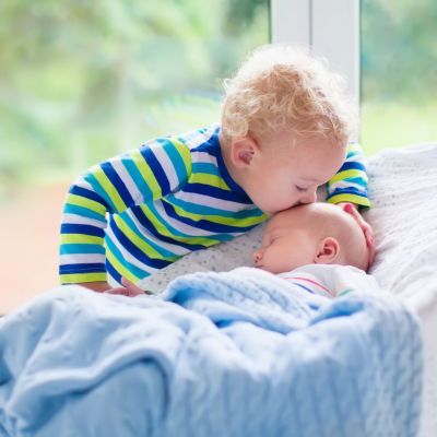 Πώς να προσαρμοστεί το πρώτο παιδί για τον ερχομό του νέου παιδιού στο σπίτι