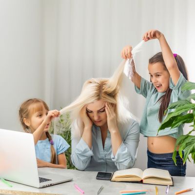 Οι μαμάδες επιβιώνουν, δεν ευημερούν: Τι αποκαλύπτει έρευνα του 2025 για τη μητρότητα