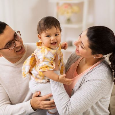 Θετική ανατροφή: Όσα δεν σου είπαν για τον πρώτο χρόνο του μωρού — Και πώς να τον ζήσεις με ηρεμία