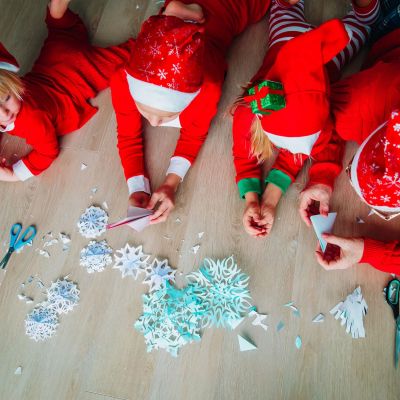 Χάρτινες χιονονιφάδες: Μια χριστουγεννιάτικη κατασκευή που ενθουσιάζει όλα τα παιδιά