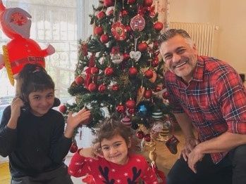 Στέλιος Κρητικός: Η γλυκιά χριστουγεννιάτικη φωτογραφία με τις κόρες του