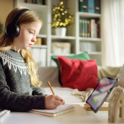 Christmas mood και διάβασμα: Πώς να κρατήσεις τα παιδιά συγκεντρωμένα πριν τις διακοπές