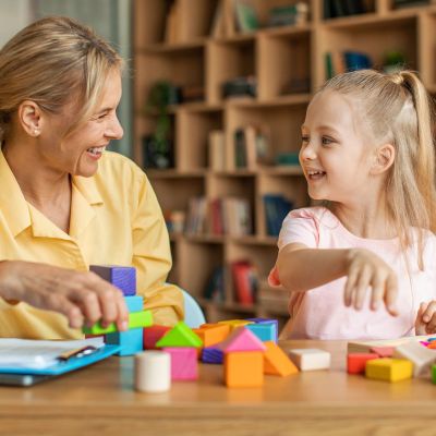 Πώς η παιγνιοθεραπεία βοηθά τα παιδιά να διαχειριστούν τα συναισθήματά τους και το άγχος τους