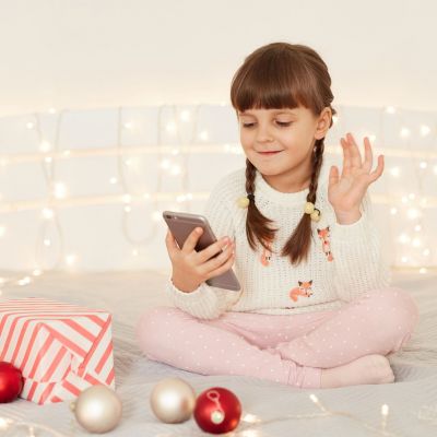 Θα πάρει το παιδί σου το πρώτο του κινητό για τα Χριστούγεννα; Τι πρέπει να κάνεις από πριν
