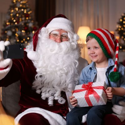 Πιέζετε κι εσείς το παιδί για μια φωτογραφία με τον Άγιο Βασίλη; Δείτε τι συμβουλεύει παιδοψυχίατρος
