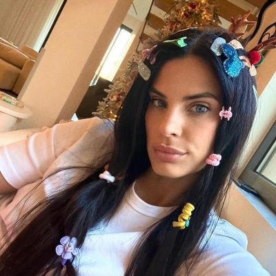 Χριστίνα Μπόμπα: Οι δίδυμες την έβαψαν, τη ζωγράφισαν και κόλλησαν αυτοκόλλητα παντού!