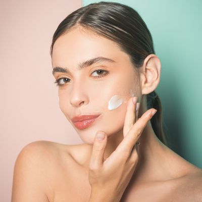 Πώς να ανανεώσετε πρόσωπο και λαιμό με τις σωστές αντιγηραντικές κρέμες προσώπου