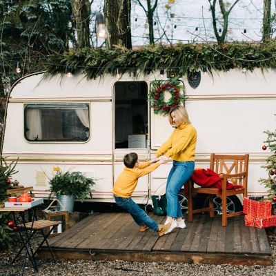 Μαμάδες: Πώς διαχειρίζονται το ψυχικό βάρος των γιορτών