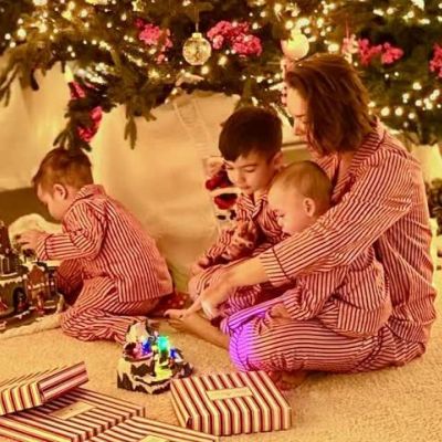 Η μαγεία των Χριστουγέννων στο σπίτι της Ανίτας Μπραντ με τους γιους της