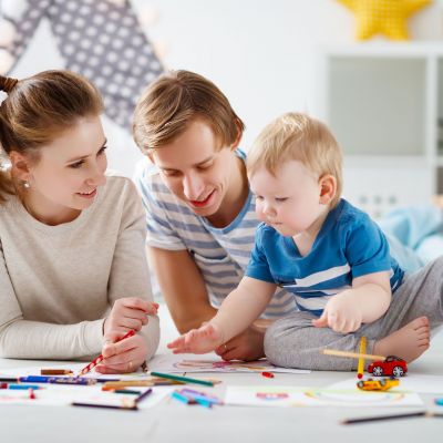 Οι γονείς που ενισχύουν τη δημιουργικότητα των παιδιών τους έχουν αυτά τα 11 χαρακτηριστικά