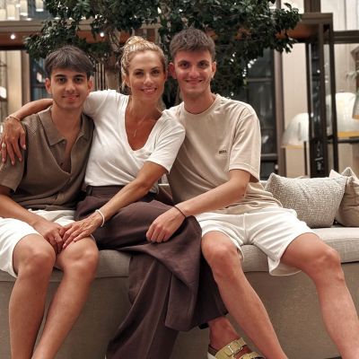 Σε mode Ελληνίδα μάνα:Η Ντορέττα Παπαδημητρίου στο αεροδρόμιο περιμένει το παιδί της για τις γιορτές