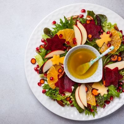 Γιορτινή σαλάτα με παντζάρι, μήλο, πορτοκάλι και σάλτσα μέλι-μουστάρδα