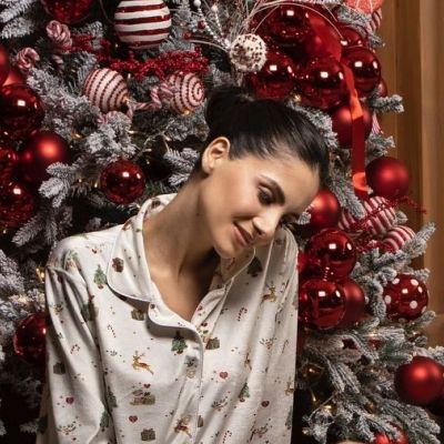 Γιορτινή ατμόσφαιρα: Η Αλεξάνδρα Νίκα και ο γιος της βάζουν μαζί τα φωτάκια στο δέντρο