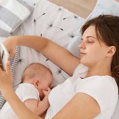 Μπορείς να χρησιμοποιείς το κινητό ενώ θηλάζεις; Τι υποστηρίζουν οι ειδικοί