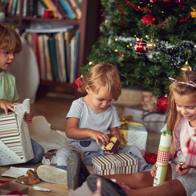 Μην αγχώνεσαι αν τα παιδιά σου αγνοούν τα νέα τους δώρα – Είναι φυσιολογικό