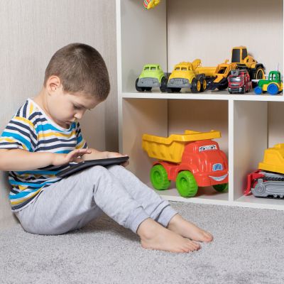 Η πρώιμη έκθεση σε οθόνες συνδέεται με άγχος και αργές αποφάσεις στην εφηβεία