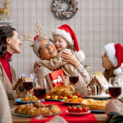 6 τρόποι να γιορτάσετε την Πρωτοχρονιά μαζί με τους παππούδες και τις γιαγιάδες