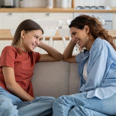 6 τρόποι για να ενισχύσεις τη σχέση με το παιδί σου στην εφηβεία