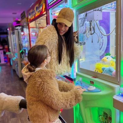 Η Ήβη Αδάμου και η κόρη της διασκεδάζουν μαζί παίζοντας arcade παιχνίδια