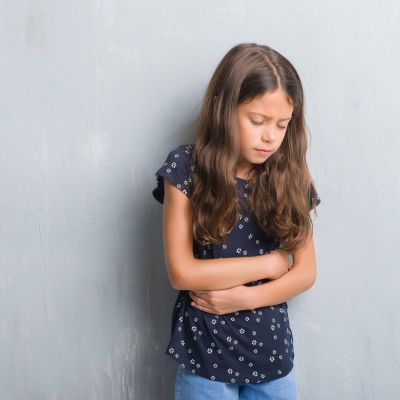 4 λόγοι που πονάει η κοιλίτσα του παιδιού σας - Πώς να αντιμετωπίσετε τον πόνο;