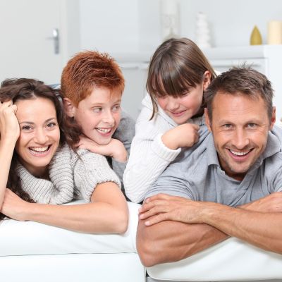 Ο χρυσός κανόνας γονεϊκότητας 5:1 που συνιστούν οι ειδικοί και πώς να τον εφαρμόσετε στο σπίτι