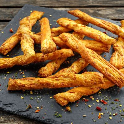 Τραγανά κριτσίνια σφολιάτας με τυρί - Έτοιμα σε 30 λεπτά