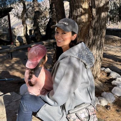 Νικολέττα Ράλλη: Μάζεψε ελιές στο χωριό παρέα με την κόρη της