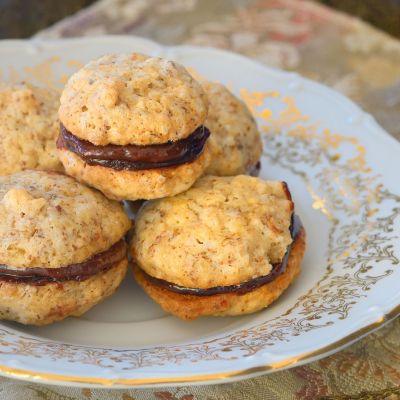 Μπισκότα σάντουιτς με φυστικοβούτυρο και γκανάς σοκολάτας