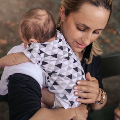 Πώς να βοηθήσετε το μωρό σας να ρευτεί μετά το τάισμα