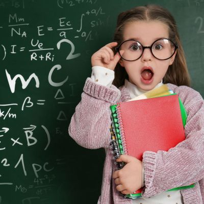 Γιατί όλο και περισσότερα παιδιά φοράνε γυαλιά μυωπίας; Τι πρέπει να γνωρίζουν οι γονείς