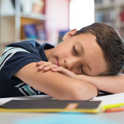Γιατί το παιδί σας νυστάζει στο σχολείο και πώς να το βοηθήσετε