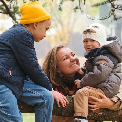 7 τρόποι να νιώθεις πιο χαρούμενη και ήρεμη μαμά αυτόν τον χειμώνα