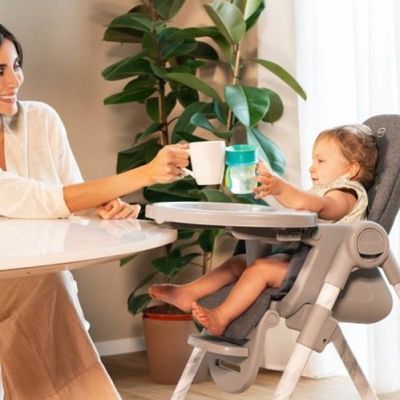 Πώς ένα κάθισμα φαγητού γίνεται ο απόλυτος «σύμμαχος» κάθε νέας μαμάς