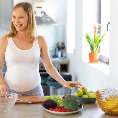 Πρώτο τρίμηνο εγκυμοσύνης: 5 τροφές και 4 συνήθειες που θα σας βοηθήσουν πραγματικά