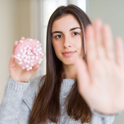 Κόβοντας τη ζάχαρη: Τι πρέπει να ξέρετε πριν αλλάξετε τη διατροφή σας
