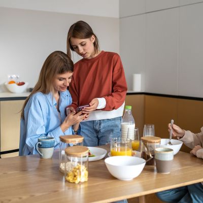 Τι βλέπουν οι έφηβοι στο διαδίκτυο και πώς μπορούν οι γονείς να τους καθοδηγήσουν;