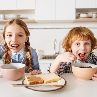 Η νέα διατροφική πυραμίδα διχάζει: Τι λένε οι ειδικοί για τα παιδιά