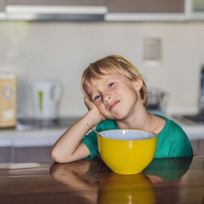 Το παιδί σου αρνείται το φαγητό; Μην του μαγειρεύεις κάτι άλλο, λένε οι ειδικοί