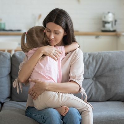 Πώς να μιλήσετε στα παιδιά για τα συναισθήματά σας χωρίς να τα επιβαρύνετε