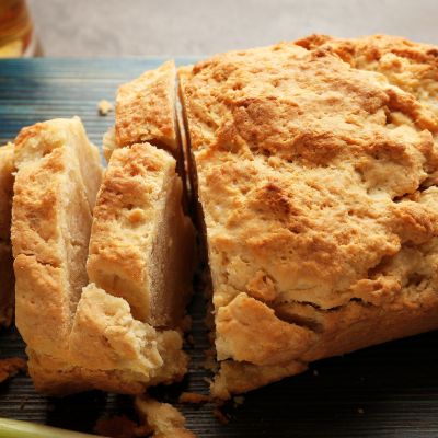 Ψωμί με μπίρα και τυρί cheddar: Το απόλυτο comfort food για την οικογένεια