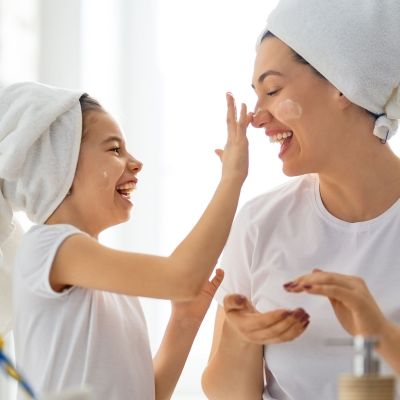 Skincare routine για μαμά και κόρη: Η σωστή φροντίδα του δέρματος σε κάθε ηλικία
