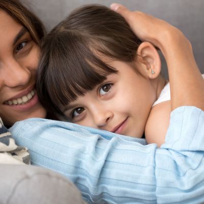 Στην πιο δύσκολη στιγμή του παιδιού σας, η αγκαλιά είναι λύση