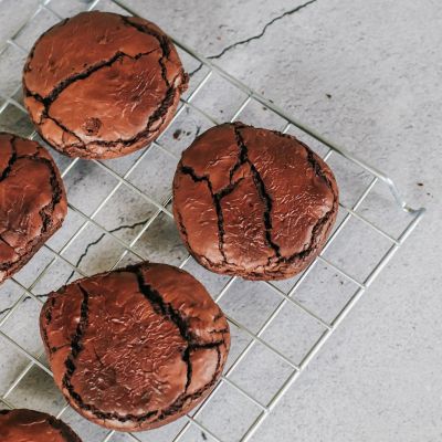 Συνταγή για να φτιάξετε brownie cookies με 6 υλικά - χωρίς αλεύρι