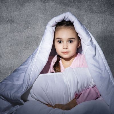 Είναι φυσιολογικό το παιδί να φοβάται το σκοτάδι και να είναι κολλημένο πάνω μου;