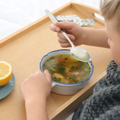 Ποιες τροφές βοηθούν πραγματικά τα παιδιά να νιώσουν καλύτερα όταν είναι άρρωστα;