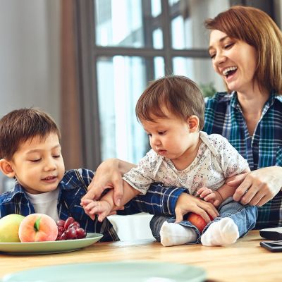 Σύγχρονη γονεϊκότητα: Πώς θα μεγαλώσετε ανθεκτικά παιδιά και όχι ανασφαλή