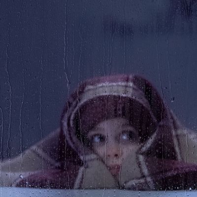 Πώς να βοηθήσετε το παιδί σας να αντιμετωπίσει το άγχος από τις καταιγίδες